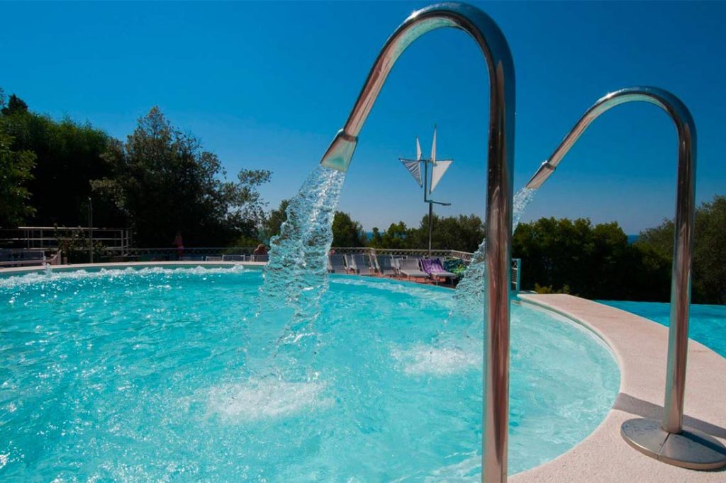 happy-village-piscina-01